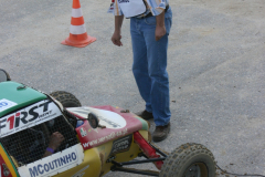 Eduardo-Andre-em-2003-nas-funcoes-de-Comissario-Tecnico-efectuando-a-pesagem-de-um-Kartcross